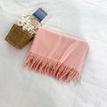 Sciarpa rosa tenue con frange in finto cashmere su sfondo bianco minimalista - Rosa Sakura