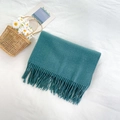 Sciarpa da donna verde petrolio in finto cashmere con spesse frange e texture morbida - Verde balsamo