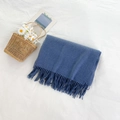 Sciarpa in maglia blu scuro effetto cashmere con lunghe frange su sfondo bianco - Blu Nebbia