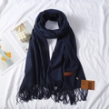 Sciarpa spessa blu navy effetto cashmere con frange ed etichetta in pelle - Blu Notte