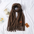 Sciarpa spessa marrone caffè effetto cashmere con frange e etichetta in pelle - caffè