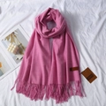 Sciarpa rosa effetto cashmere con nappe ed etichetta in pelle su panno bianco - Rosa Rossa
