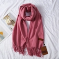 Elegante sciarpa rosso rosa effetto cashmere con frange e dettaglio etichetta in pelle - Rosa Polvere