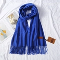 Sciarpa blu reale effetto cashmere con frange e logo in pelle su tessuto bianco - Blu Zaffiro