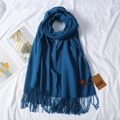 Sciarpa invernale spessa blu Klein effetto cashmere per donna con nappe morbide - Teal