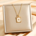 Collier en acier titane doré avec pendentif rectangulaire en nacre et losange - Diamant En Coquille Blanche Dorée