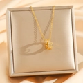 Collana con anello a scaglie di serpente dorate e zirconi su sfondo di seta champagne - Oro