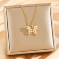 Elegante collana a farfalla placcata in oro 18k con perle e zirconi su sfondo di seta - Farfalla di Perle Oro