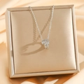 Collana a serpente argentata con zirconi scintillanti su espositore in metallo spazzolato - Argento