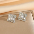 Dettaglio degli orecchini a fiore in argento con zirconi e texture in metallo spazzolato - Orecchini a Lobo Argento (8494)