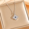 Detalle del collar de trébol plateado con flor azul y pavé de diamantes resplandecientes - Collar Plateado (8808)