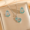 Detalle de conjunto de collar y pendientes de plata con piedras verdes y cristales - Set de joyas / Plata/Verde