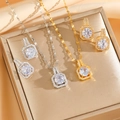 Coffrets collier et boucles d'oreilles en zircone dorés et argentés sur boîte à bijoux - Parure de Bijoux Dorée (Collier + Boucles d'Oreilles)