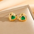 Détail de boucles d'oreilles cœur dorées avec zircon vert et gravures d'étoiles - Boucles d'Oreilles Coeur Vert Doré (8458)