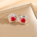 Détail macro de boucles d'oreilles en cœur avec pierre rouge et relief d'étoile - Boucles d'Oreilles Coeur Rouge Argenté (8458)