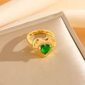 Vue macro d'une bague coeur en or avec émeraude et halo de cristaux scintillants - Bague Coeur Vert Doré (8458)
