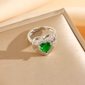 Vue macro d'une bague coeur en cristal vert avec gravures d'étoiles et petits diamants - Bague Coeur Vert Argenté (8458)