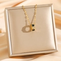 Collana in acciaio al titanio placcato oro 18k con pendente a cilindro nero e zirconi - Stile Oro Smalto Nero (8075)