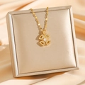Goldene vierblättrige Kleeblatt-Halskette mit Zirkonia auf luxuriösem Seidenhintergrund - Gold (8076)