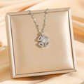 Elegante Halskette mit vierblättrigem Blumenanhänger und Zirkon auf goldener Schmuckbox - Silber (8076)