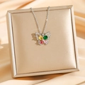 Collier papillon en zircon coloré sur une boîte dorée et fond de soie beige soyeux - Papillon en Zircon Coloré Argenté (8209)