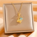 Detail der Goldkette mit blauem Harz und Zirkon-Sternen auf Seidenhintergrund - Klavierfächerform Mit Hellblauem Element (8821 Gold Hellblau Candy Bear)
