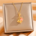 Goldene Halskette mit Schmetterling und Stern auf einer champagnerfarbenen Box - Schmetterlingsform Mit Rosa Harz (8821 Gold Rosa Candy Bear)