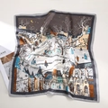 Seidenschal mit winterlicher Stadt-Illustration in sanften Grau- und Orangetönen - 53cmx53cm / Winterreisende