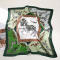 Eleganter Seidenschal im Quadrat mit grünem Vintage-Reitmotiv und Pferdedruck - 53cmx53cm / Adliges Schlachtross Grün