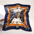 Eleganter Seidenschal mit marineblauem und orangefarbenem Reitsportmuster und Goldmotiven - 53cmx53cm / Adliger Gürtel Navy