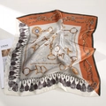 Eleganter Seidenschal mit orange-braunen Reitmotiven auf einem weißen Hintergrund - 53cmx53cm / Ineinandergreifende Ringe Grau
