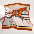 Klassisches Seidenquadrat mit Vintage-Pferdemustern und bunten gestreiften Rändern - 53cmx53cm / Gestreiftes Adliges Pferd