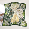 Seidenquadrattuch in Waldgrün mit floralem Herzmuster und Köpertextur - 53cmx53cm / Blumen in voller Blüte