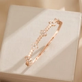 Rose gold stainless steel four-leaf clover bracelet with zircon pavé on a pedestal - Clover Bangle (SZ1) / Rose Gold