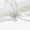 Dettaglio della collana in argento a fiocco con perline su seta bianca e pietra naturale - Fiocco Liscio Argento (8586)