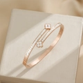 Roségouden klaverarmband van titaniumstaal met dubbele rij zirkonia en witte bloemdetails - Roségoud
