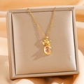 Collana dorata chic con ciondolo a forma di orsetto e zircone rosa su seta pregiata - Orsetto Con Fiocco Oro (8826金色小熊) / Oro