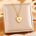 Goldene Herz-Halskette mit weißem Emaille-Auge und Rose in einer luxuriösen Geschenkbox - Weißes Böses Auge (8829)