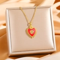 Goldene Gothic-Halskette mit Sacred Heart Anhänger und Rose auf Seidenhintergrund - Rotes Böses Auge (8829)