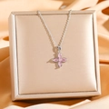 Détail du collier trèfle argenté avec zircons marquise roses sur un coffret à bijoux - Argent avec Zircone Rose (8827)