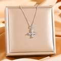 Collier trèfle argenté avec zircons brillants présenté sur un coffret à bijoux de luxe - Argent avec Zircone Blanche (8827)