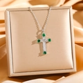 Détail du pendentif croix avec micro-zicons et pierres vertes en forme de cœur - Croix Argentée Avec Zircon Vert (8860)