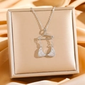Elegante zilveren bikini hanger ketting met zirkonia op een champagne zijden achtergrond - Zilveren Bikini Top (8865 Zilveren Ondergoed)
