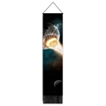 Detailopname van kosmos wandtapijt met planeetbotsing, zwarte kwastjes en ophangkoord - Prachtig Planeetbotsing Vuur Thema / 32.5*130cm