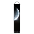 Detailansicht eines Sci-Fi-Planeten-Wandteppichs mit Holzstab und schwarzen Quasten - Science-Fiction Planetenbogen Glühen Thema / 32.5*130cm