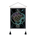 Dettaglio dell'arazzo mandala drago e leopardo con nappe nere e rotolo di legno decorativo - 35x50cm / Totem della Competizione Drago Tigre