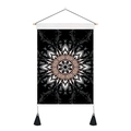 Detalle macro de tapiz mandala con poste de madera, cuerda negra y borlas dobles - 35x50cm / Estilo 4-Mandala Geométrico Negro Blanco Cobre