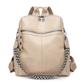 Dettaglio di uno zaino moda beige in ecopelle con tracolla con motivo geometrico - Bianco Sporco