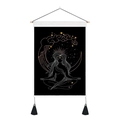 Boheems wandtapijt met mediterend meisje, wassende maan en sterren op zwarte basis - 35x50cm / Mediterende Vrouw met Sterrenhemel Bohemian(Stijl 2)