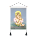 Saraswati Wandteppich auf Lotus mit Holz-Scrollrahmen und schwarzen dekorativen Quasten - 35x50cm / Stil 2 (Lotus-Göttin)